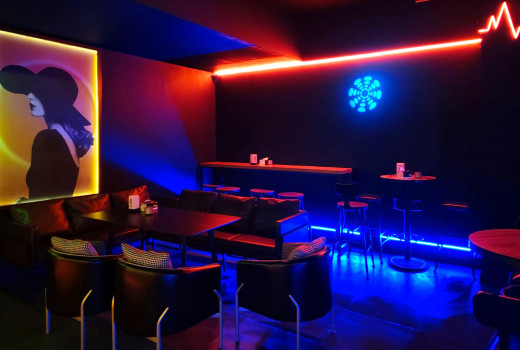 Yamee Music Café Bar Lights Up Dubai Nights with Fun