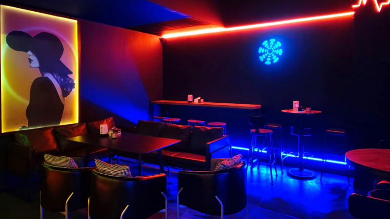 Yamee Music Café Bar Lights Up Dubai Nights with Fun